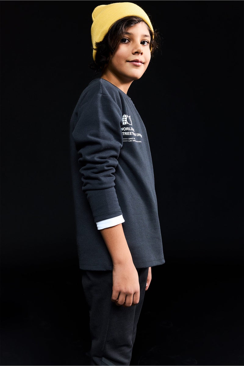 ديفاكتو تيشيرت ولادي كم طويل مطبوع قصة عادية برقبة مستديرة - Image 5